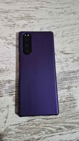 Sony Xperia 5 con funda azul