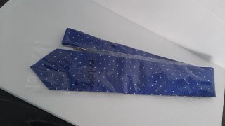 Corbata azul con puntos blancos