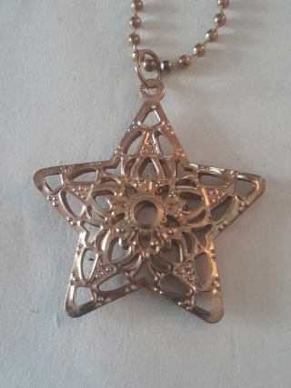 Lote 3 collares: estrella, reloj arena, flores