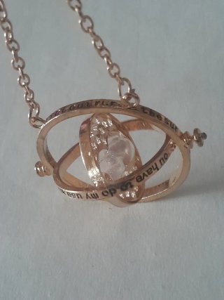 Lote 3 collares: estrella, reloj arena, flores