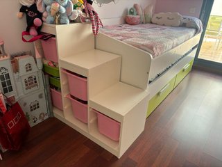 Cama infantil con mueble de cajones y escalera