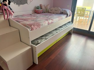 Cama infantil con mueble de cajones y escalera