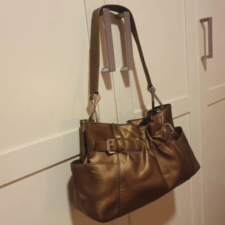 Bolso de hombro marrón cobrizo.Muy original