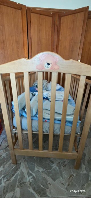 Cuna de bebé con colchón con ropa de cama