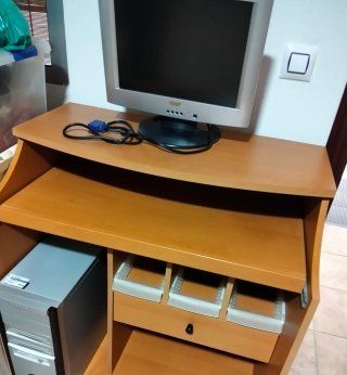 Mesa de ordenador de madera y metal....