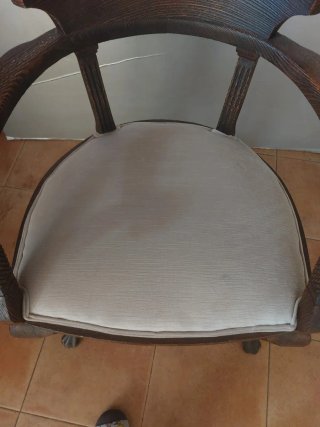 Silla antigua de madera maciza