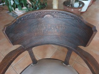 Silla antigua de madera maciza