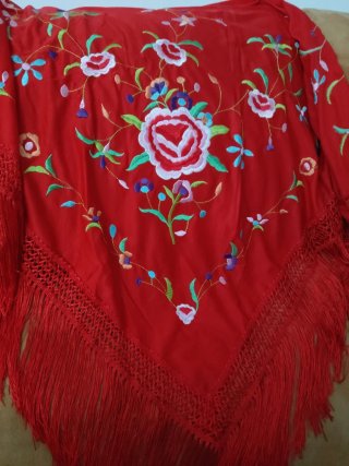 Mantón bordado rojo con flecos