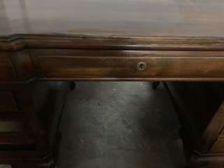 Mesa de despacho antigua