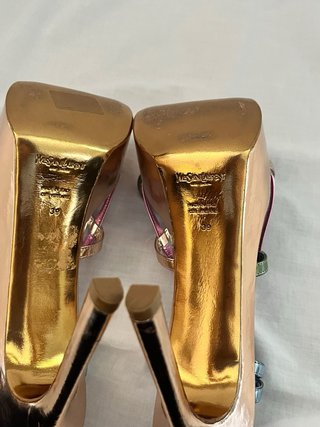 Tacones YSL dorados y rosas