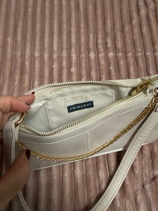 Bolso de mano blanco con cadena dorada