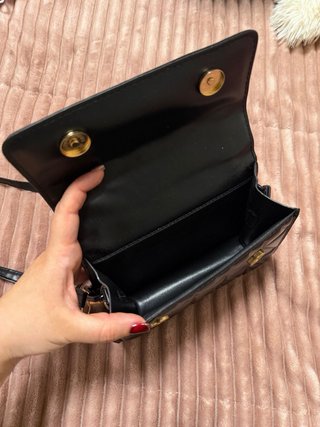 Bolso negro acolchado