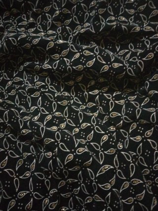 Vestido negro con detalles dorados es talla G