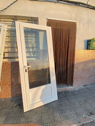 Puerta de aluminio blanca con cristal