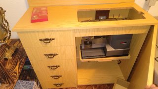 Mueble de madera con máquina de coser AlfaWorld