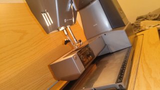 Mueble de madera con máquina de coser AlfaWorld