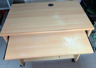 Scrivania porta PC con ripiani e ruote