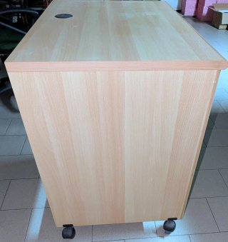 Scrivania porta PC con ripiani e ruote