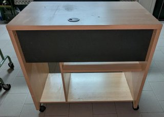 Scrivania porta PC con ripiani e ruote