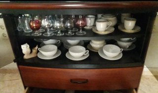 Vajilla de porcelana y vasos de cristal y armario