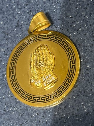 Colgante Manos Orando Dorado con Circonitas