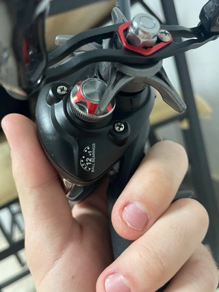 Combo caña y carrete de casting.