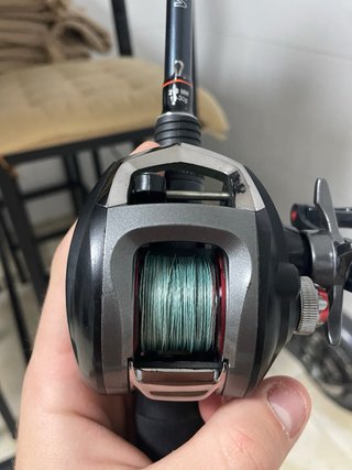 Combo caña y carrete de casting.