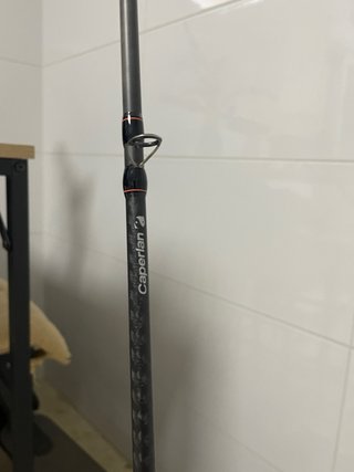Combo caña y carrete de casting.