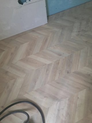 Tarima de madera estilo espiga