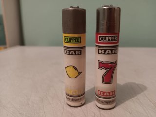 Lote 2 mecheros colección diseño "figuras máquina"