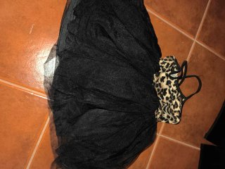 Roupa preta e animal print