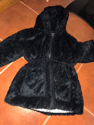 Casaco menina preto peludo com capuz