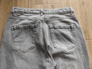 Pantalones grises con tachuelas