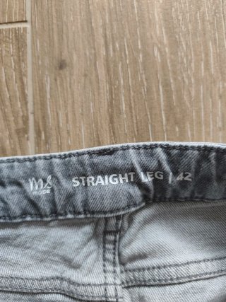 Pantalones grises con tachuelas