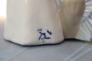 Porcelana Ramón Inglés: Figura de muchacha con aves. Brillo. Años 70.