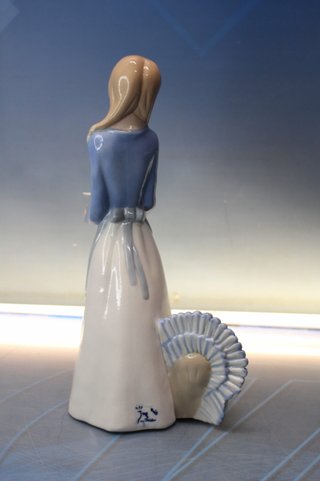Porcelana Ramón Inglés: Figura de muchacha con aves. Brillo. Años 70.