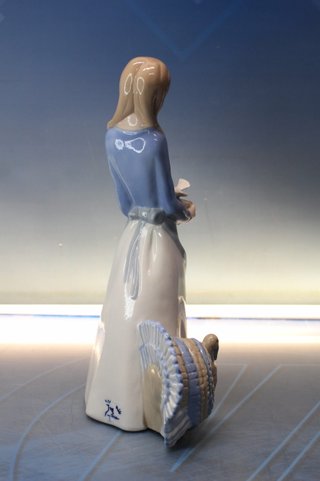 Porcelana Ramón Inglés: Figura de muchacha con aves. Brillo. Años 70.