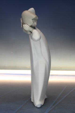 Porcelana Tang: Figura niña desperezándosse. Biscuit. Años 60.
