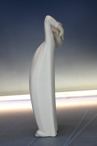 Porcelana Tang: Figura niña desperezándosse. Biscuit. Años 60.