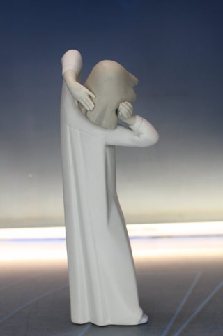 Porcelana Tang: Figura niña desperezándosse. Biscuit. Años 60.