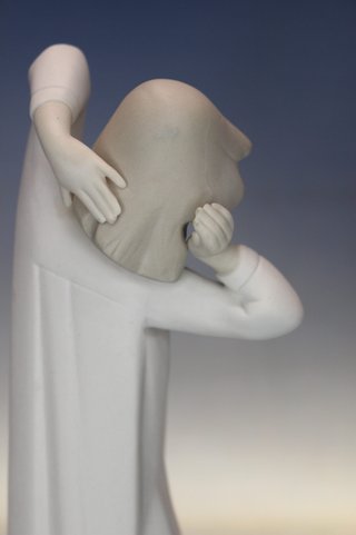Porcelana Tang: Figura niña desperezándosse. Biscuit. Años 60.