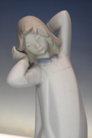 Porcelana Tang: Figura niña desperezándosse. Biscuit. Años 60.