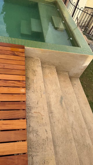 Piscinas de piedra, madera y cristal