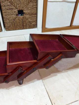 Costurero vintage de madera y tela