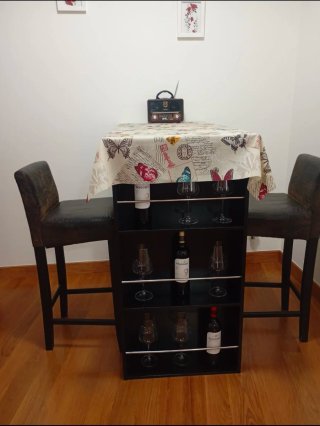 Mesa de comedor alta con sillas