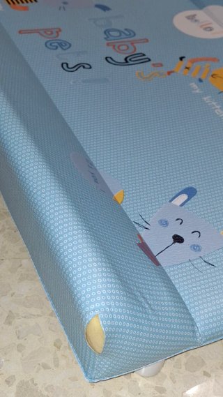 Cambiador bebé azul con dibujos.