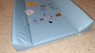 Cambiador bebé azul con dibujos.