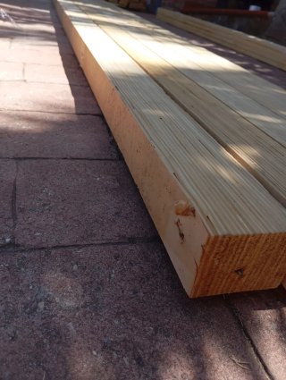 Listones, postes, vigas, palos, puntales de madera
