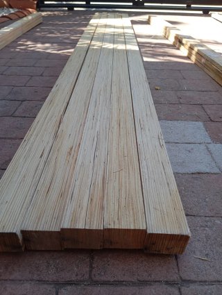 Listones, postes, vigas, palos, puntales de madera