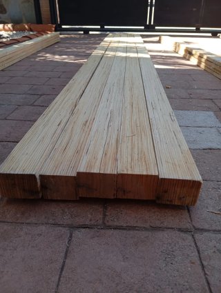 Listones, postes, vigas, palos, puntales de madera